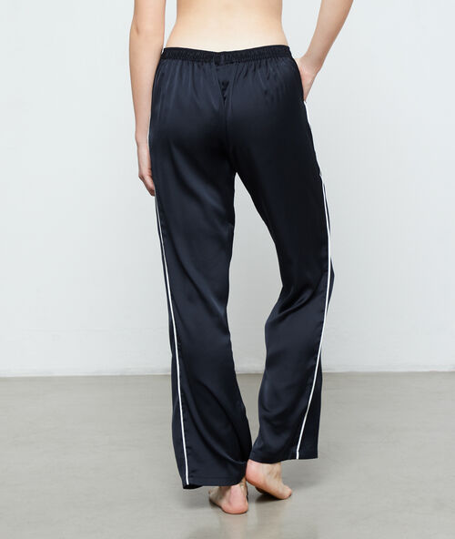 Pantalón pijama de satén negro.