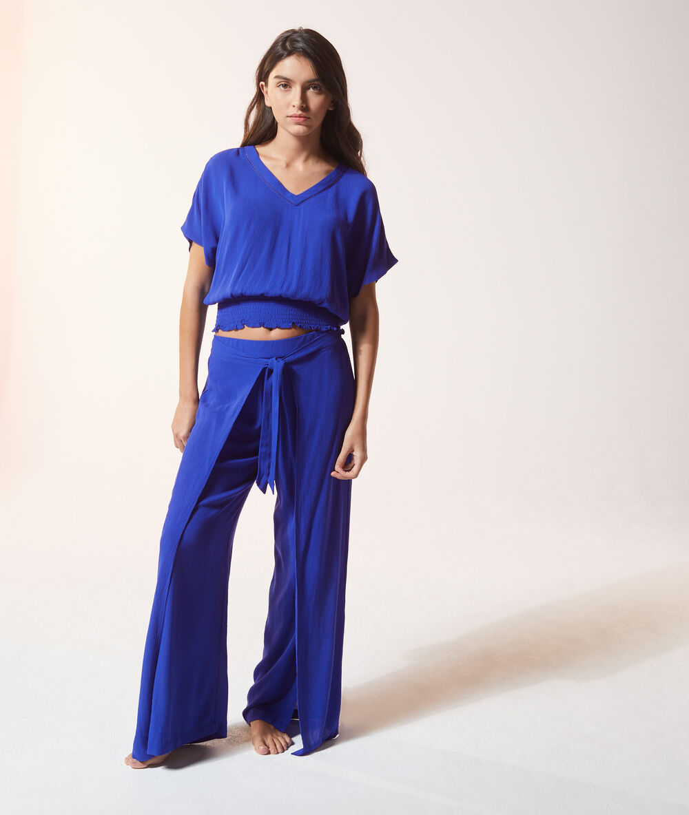 Pantalón con lazada azul.