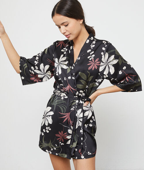 Kimono de sat&eacute;n estampado floral negro.