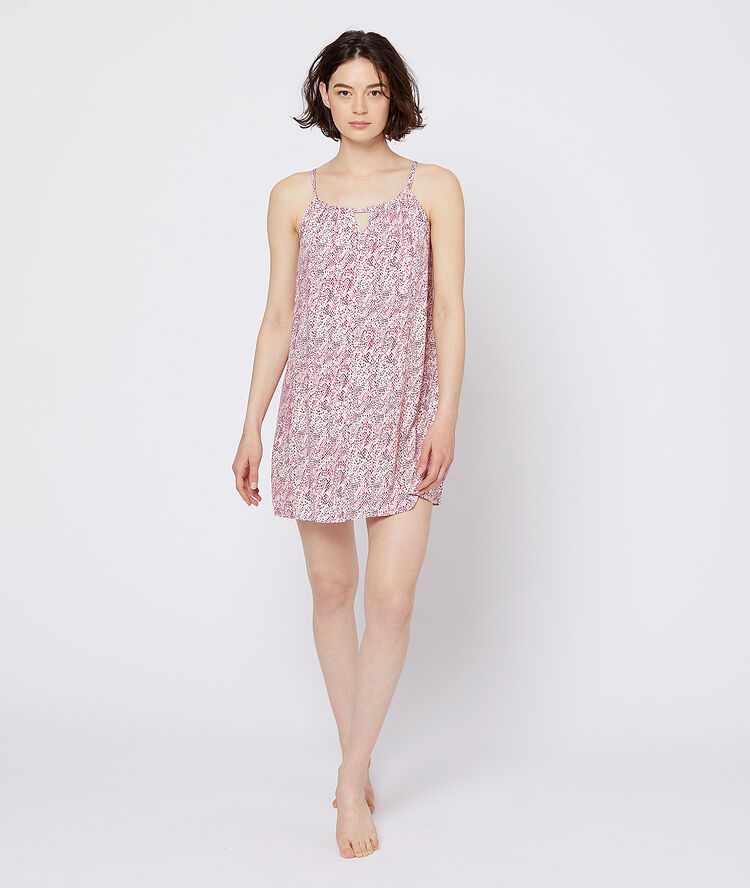 Camisón estampado floral rosa.
