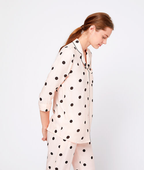 Camisa pijama estampado de lunares rosa.