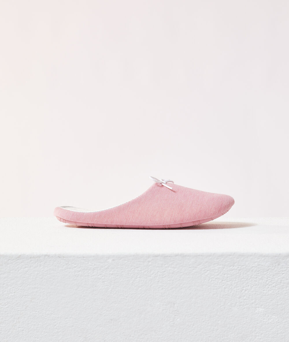 Zapatillas destalonadas rosa.