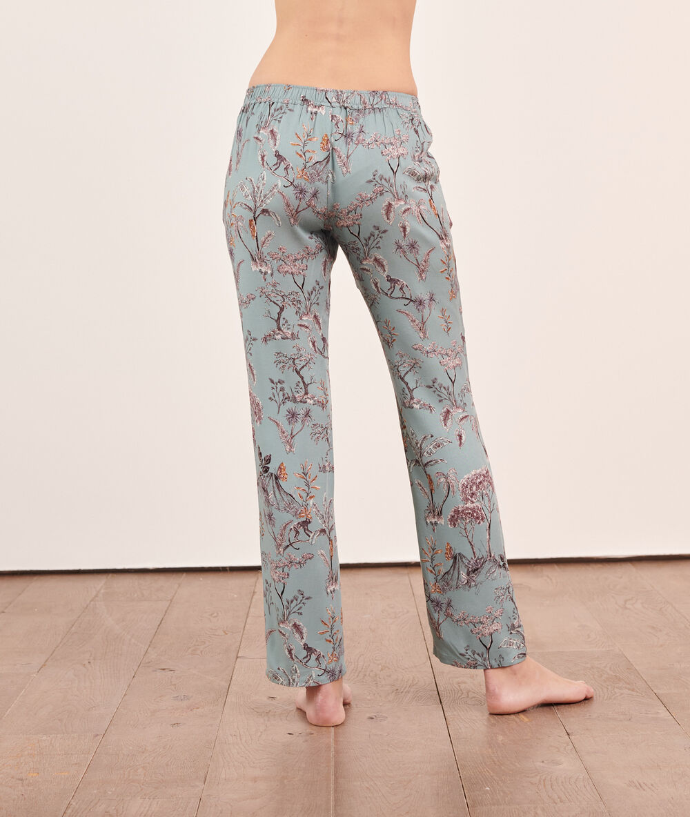 Pantalón pijama estampado selva estampado fondo verde.