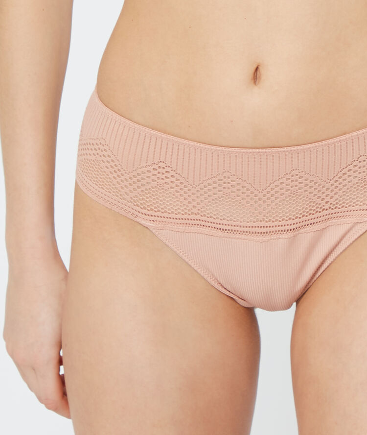 Tanga de encaje y microfibra rosa pálido.