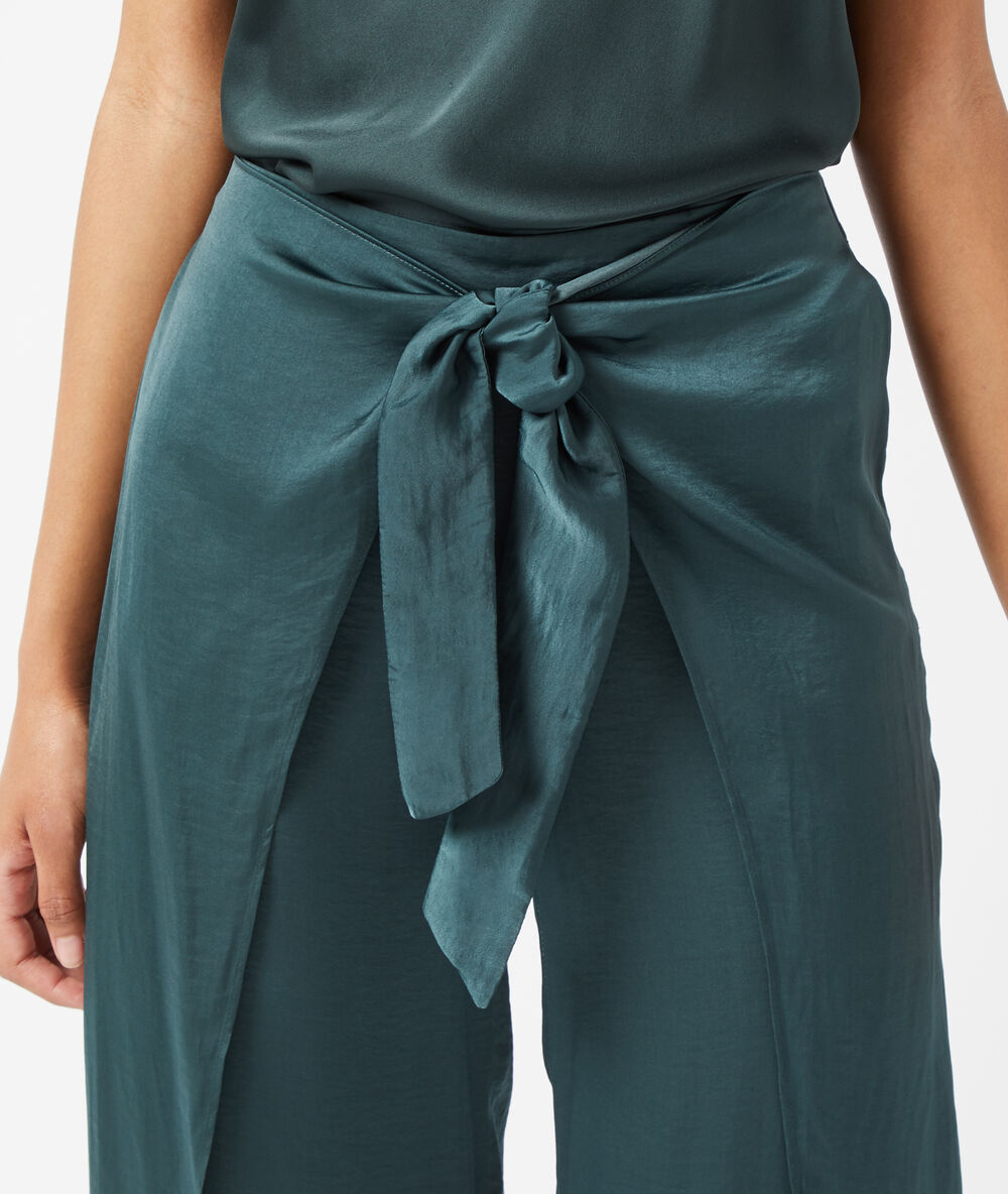 Pantalón holgado con aberturas laterales verde.