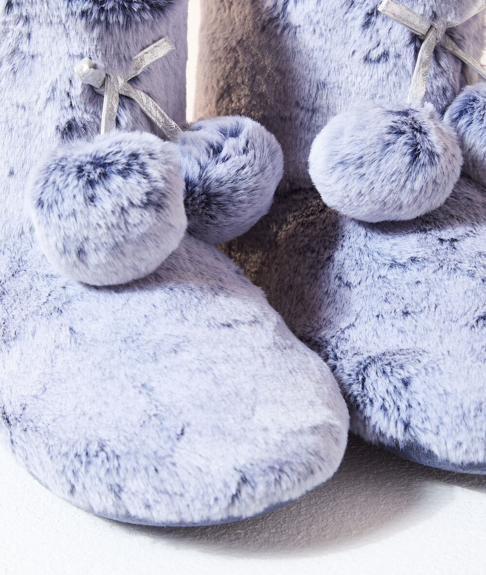 Zapatillas tipo botines con pompones c.gris.