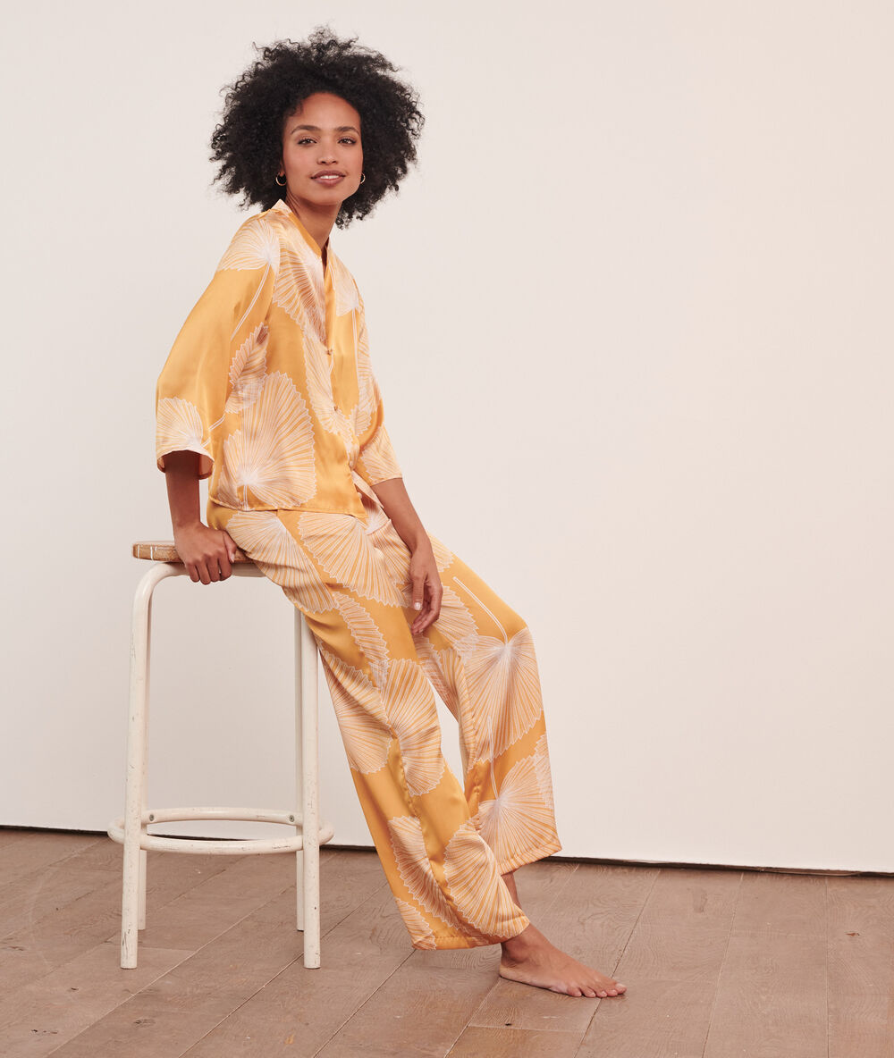 Pantalón de satén estampado amarillo.