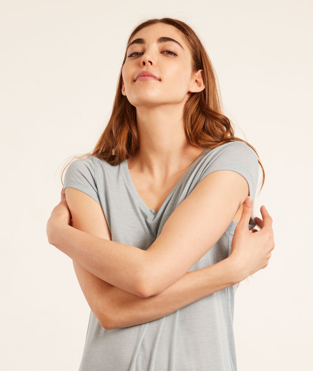 Camisón con detalles de encaje verde.