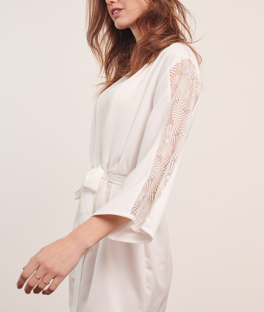 Bata kimono de satén con motivos de encaje crudo.