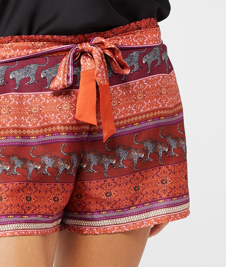 Pantalón corto estampado leopardo naranja.