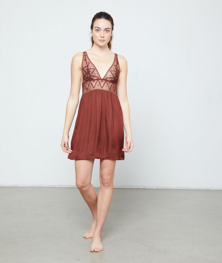 Camisón escotado de encaje marrón.