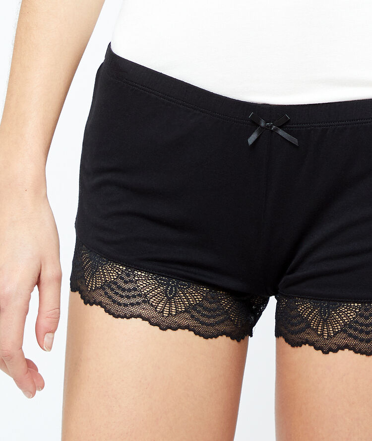 Pantalón corto de viscosa y encaje negro.