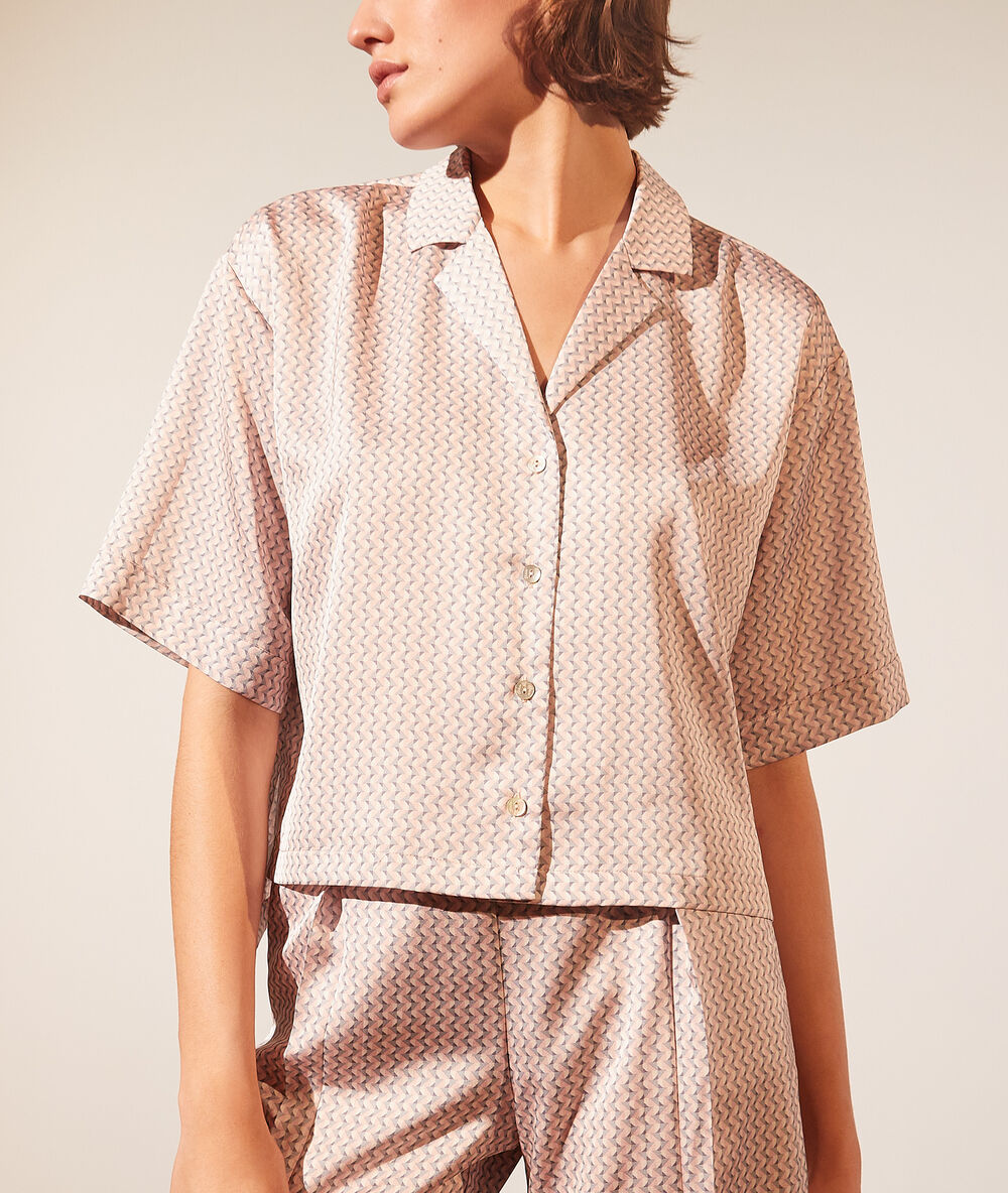 Camisa pijama satén estampada rosa.