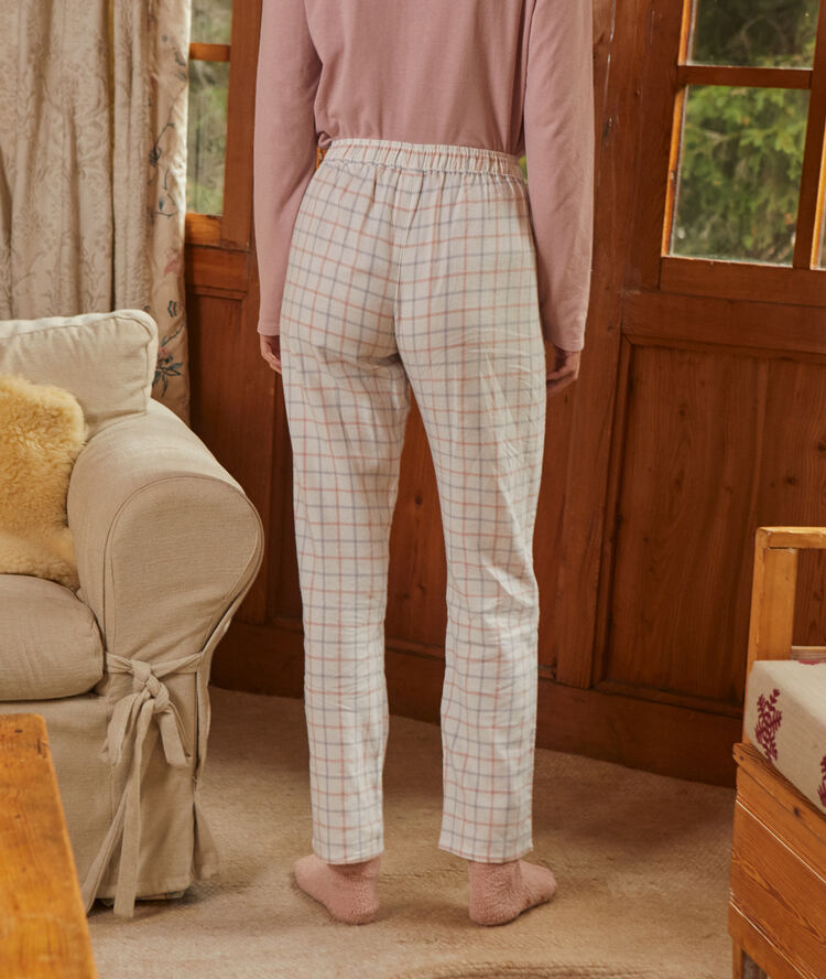 Conjunto pijama con antifaz rosa.