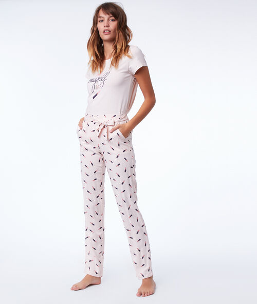 Pantalón estampado pintalabios rosa.