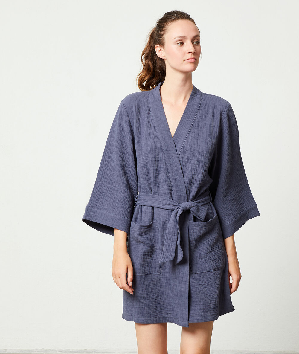 Bata tipo kimono de algodón azul.