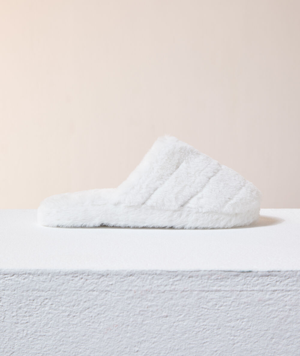 Zapatillas tejido peluche crudo.
