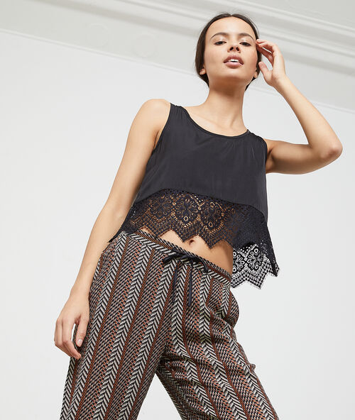 Crop top de sat&eacute;n y encaje negro.