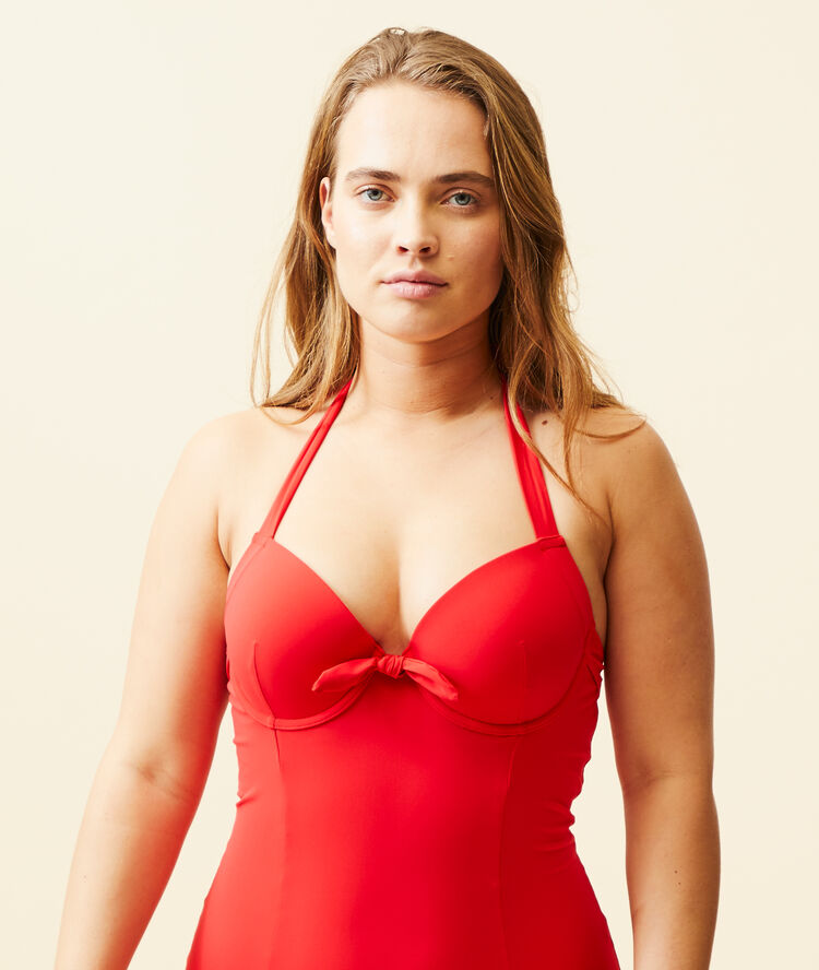 Bañador liso copa fina rojo.