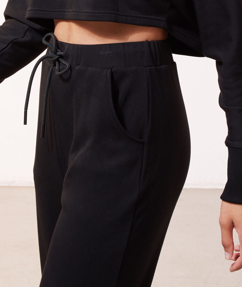 Pantalón chándal negro.