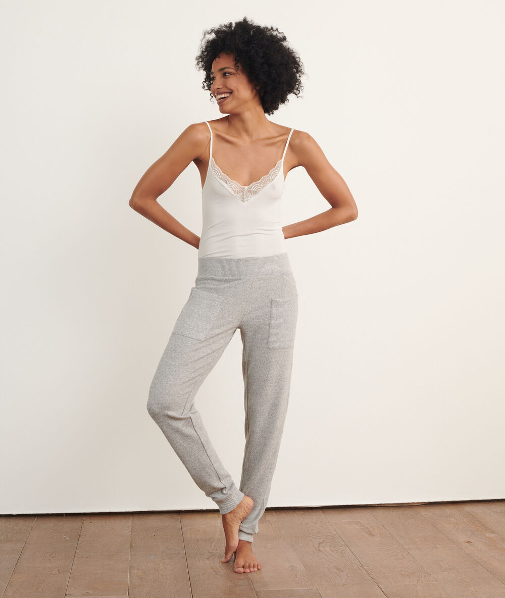 Pantalón con bolsillos frontales c.gris.