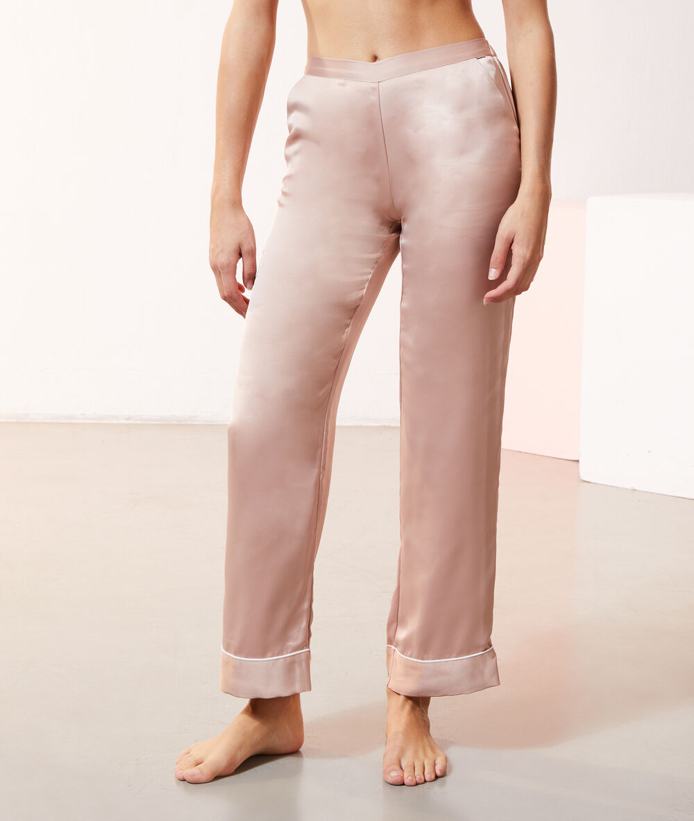Pantalón pijama de satén rosa pálido.