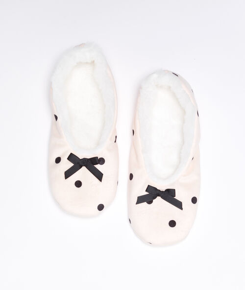 Zapatillas estampado de lunares rosa.