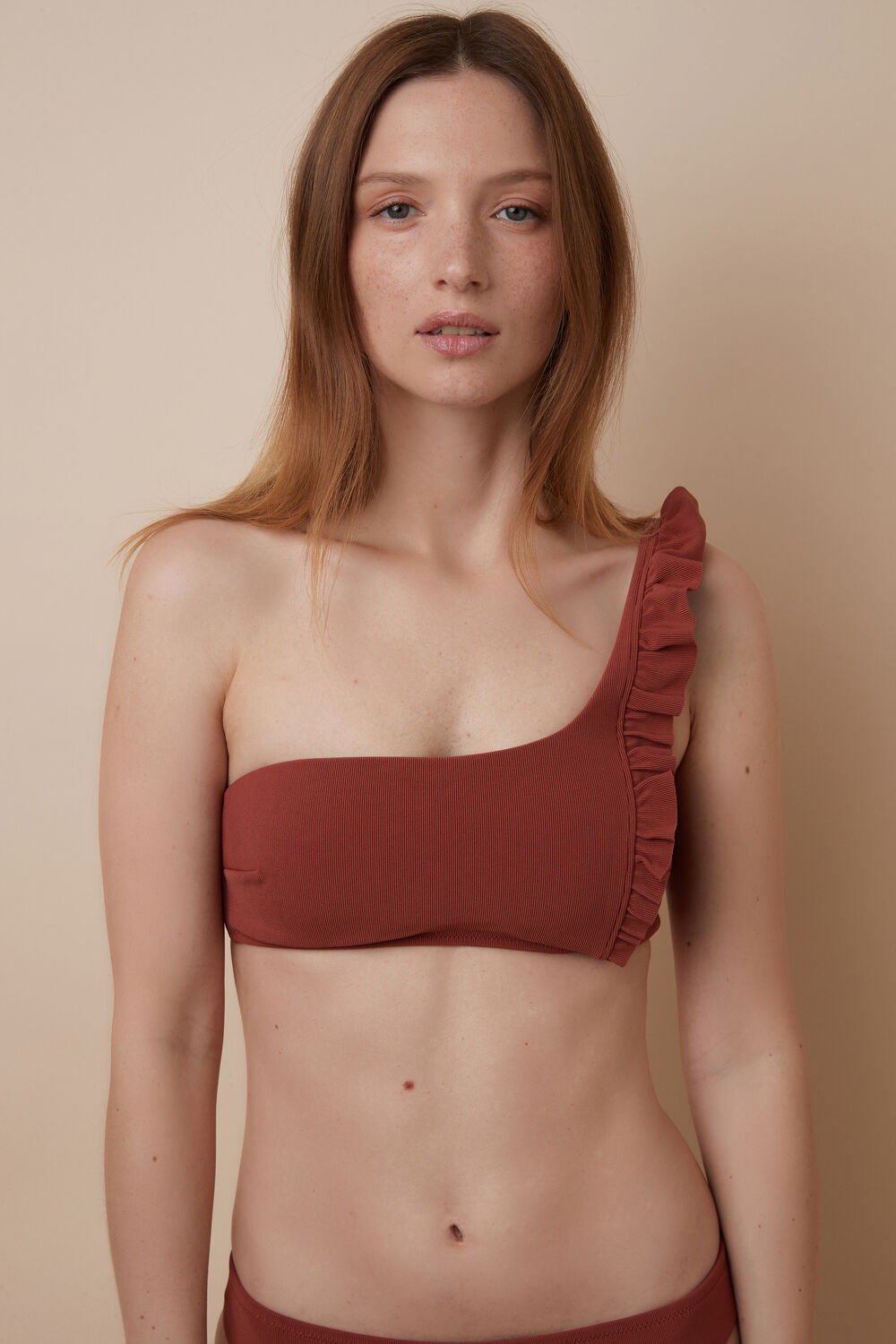 Sujetador bikini asimétrico, copas extraíbles marrón.