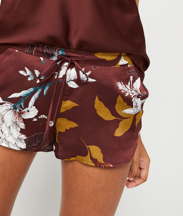 Pantalón corto estampado floral marrón.