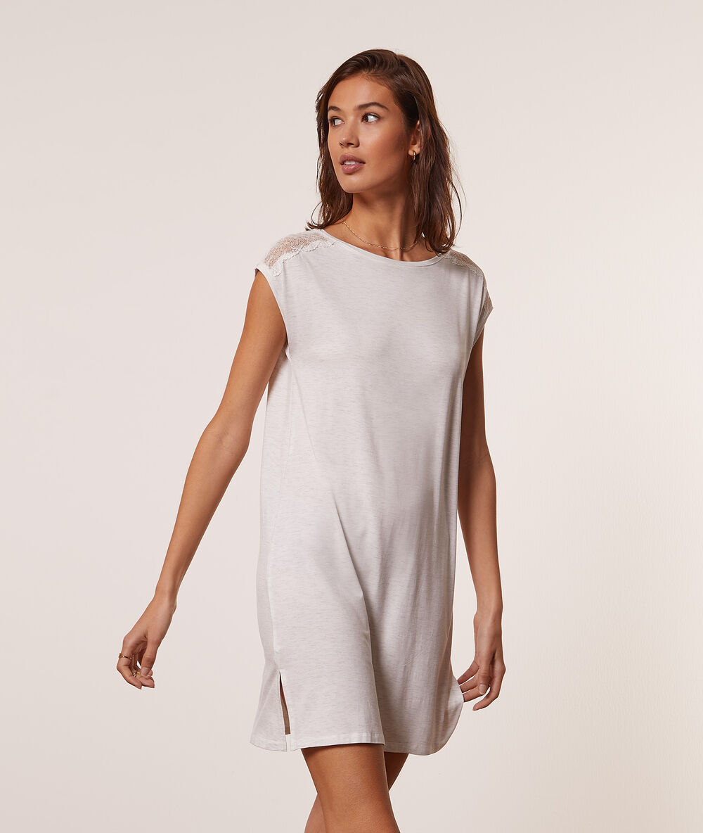 Camisón con motivos de encaje gris claro.