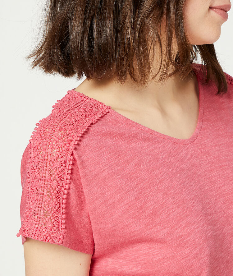 Camiseta motivos de encaje coral.