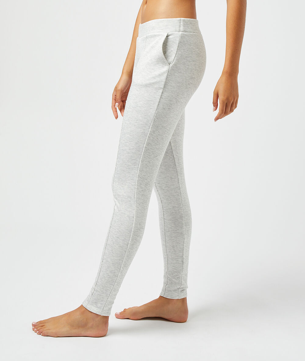 Pantalón liso crudo.