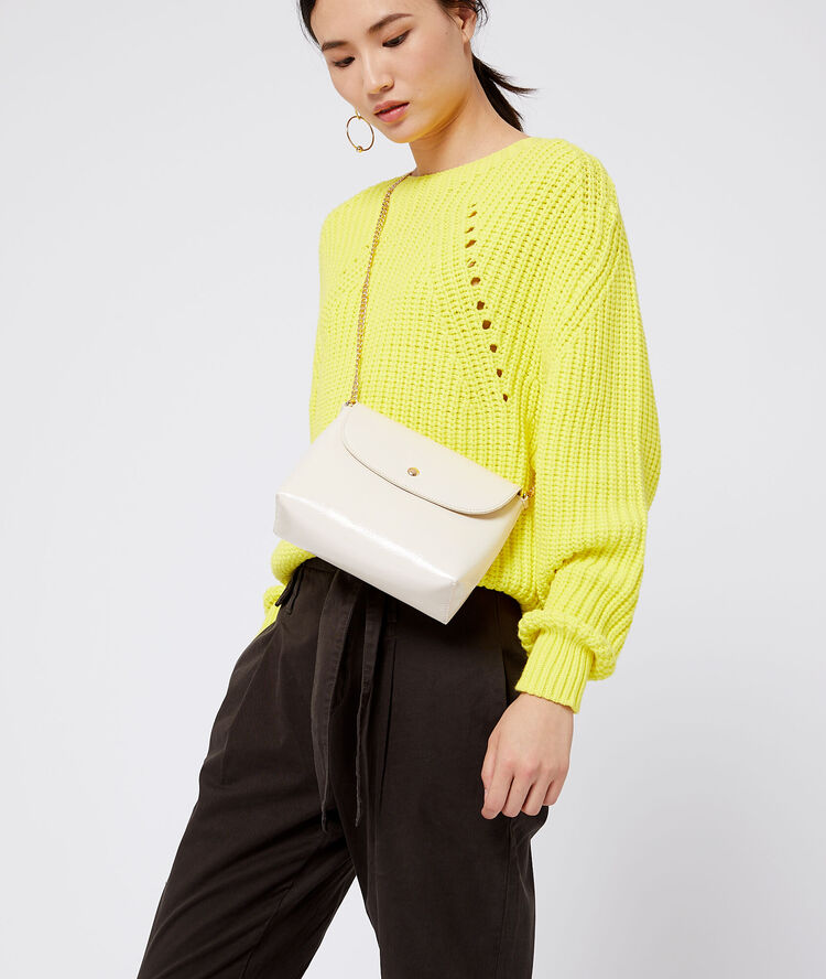 Bolso tipo sobre efecto brillante crudo.