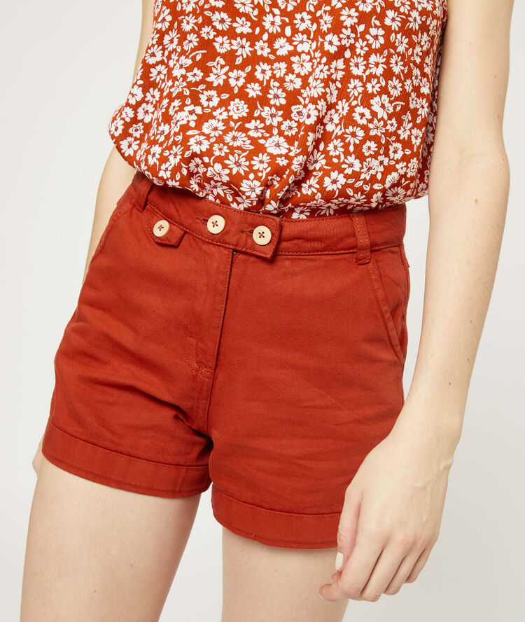Pantalón corto con pinzas rojo teja.