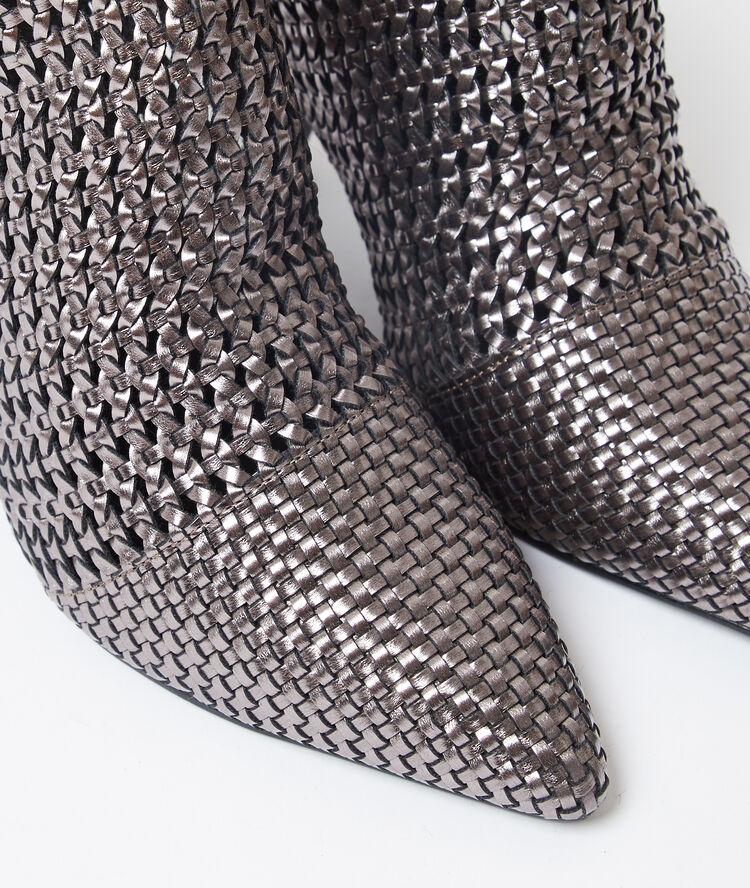 Botines metalizados de punta afilada plata.