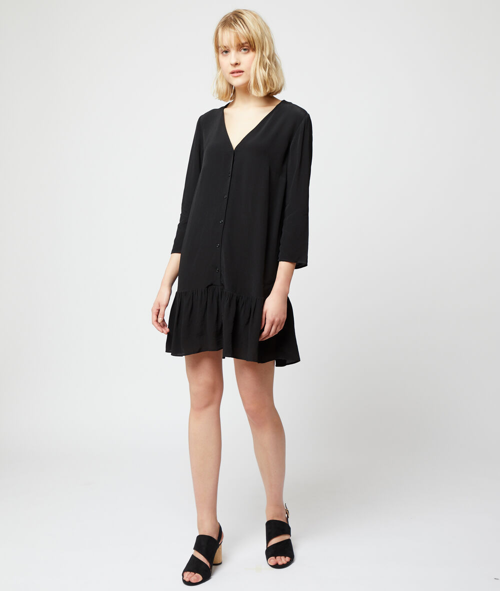 Vestido camisero negro.