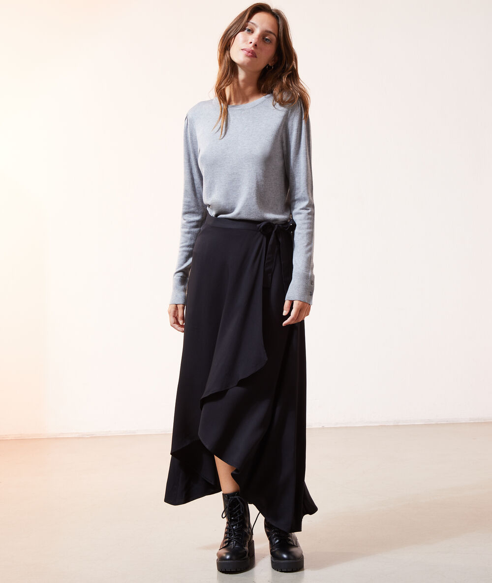 Falda midi con vuelo negro.