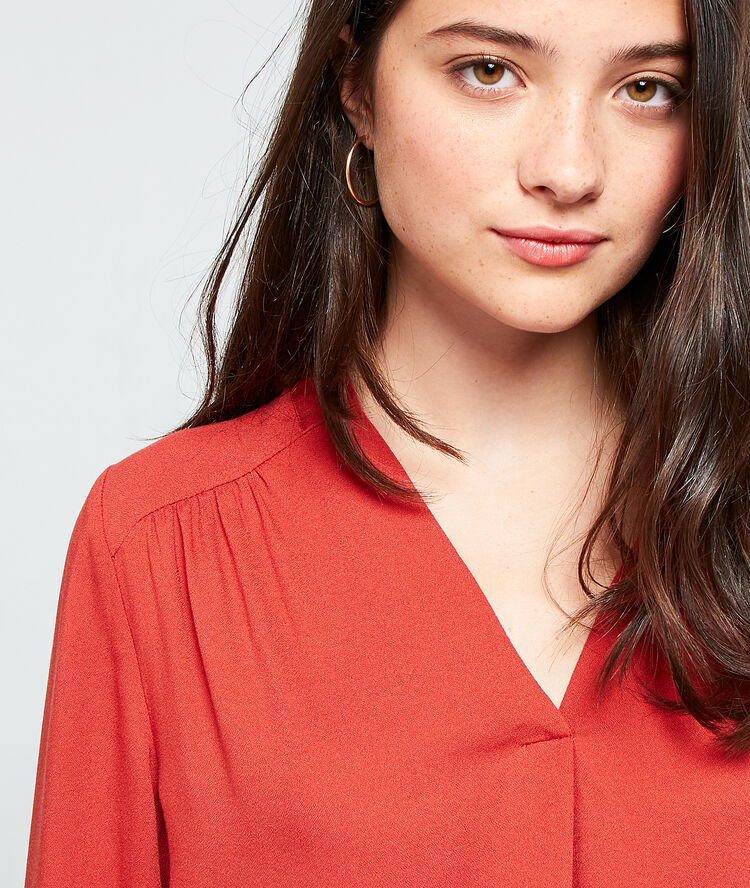 Blusa cuello en v rojo.