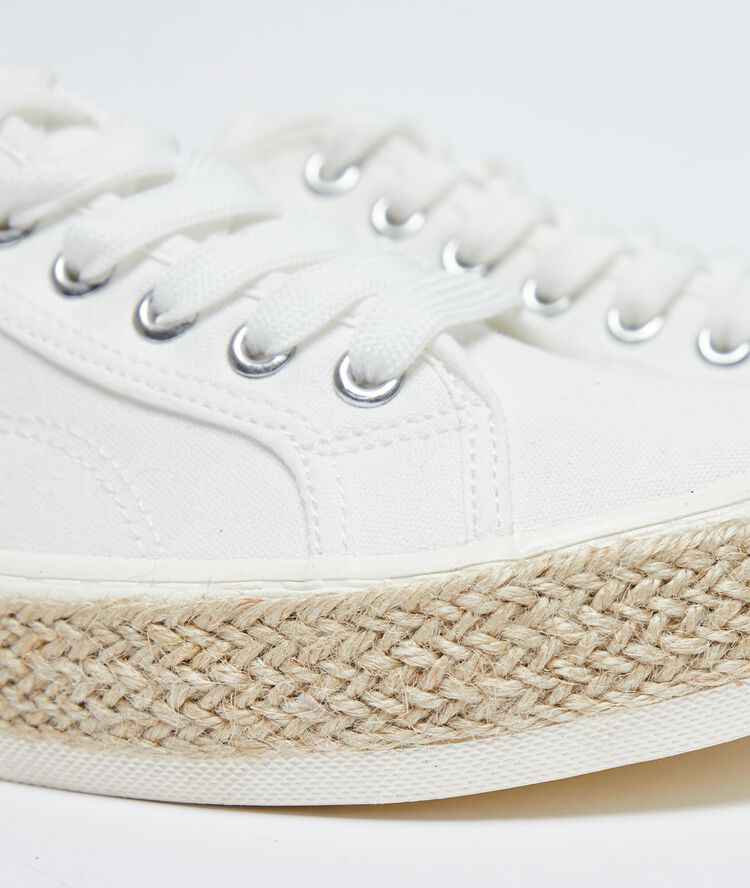 Zapatillas efecto trenzado blanco.