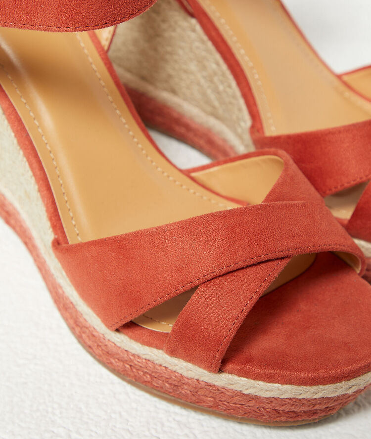 Sandalias de cuña efecto ante sabana.