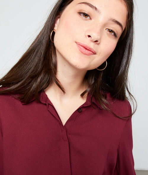 Camisa vaporosa burdeos.