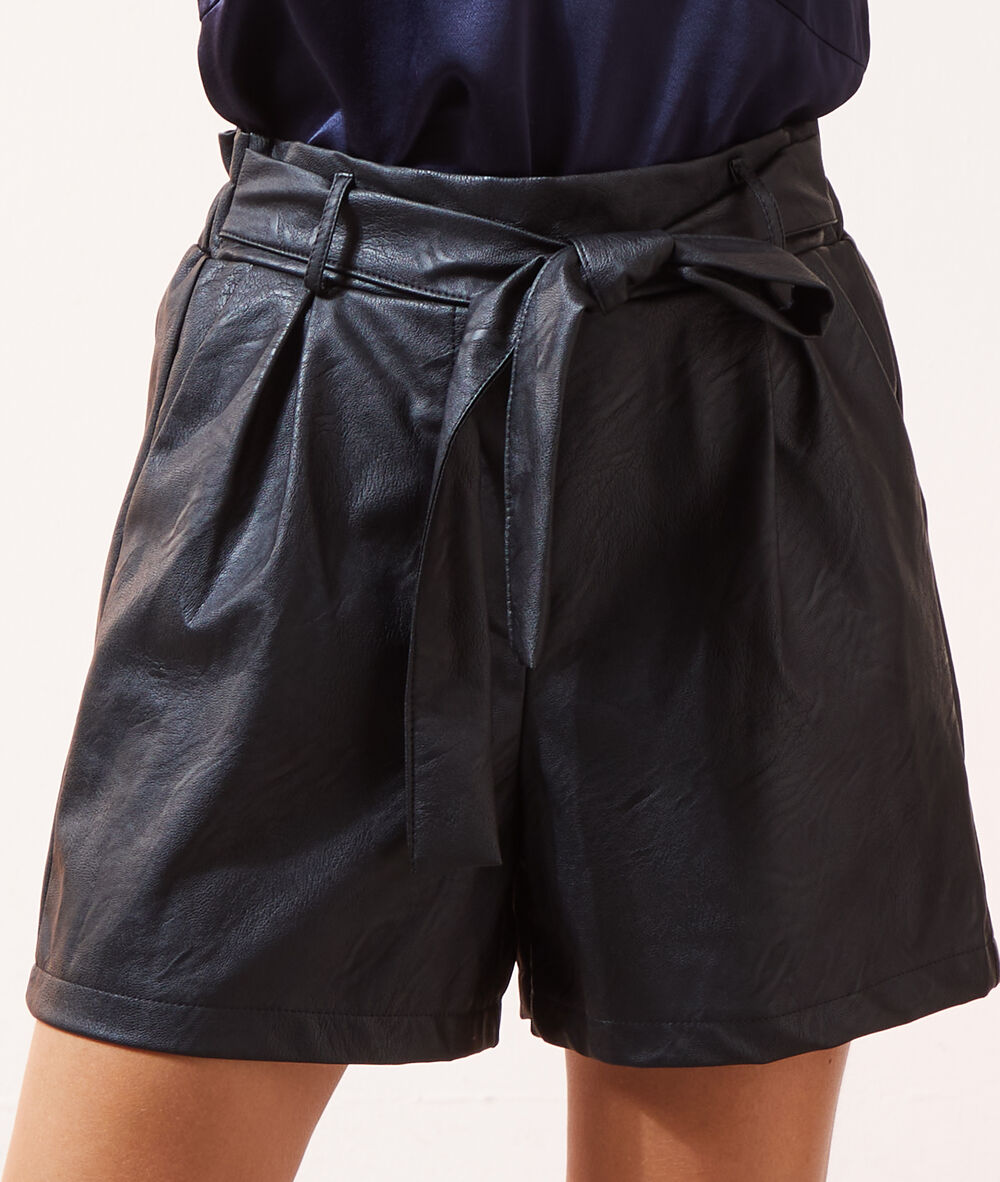 Pantalón corto efecto piel negro.