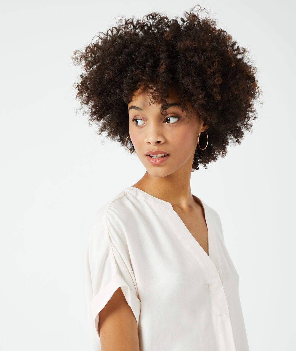 Camisa lisa beige rosado.