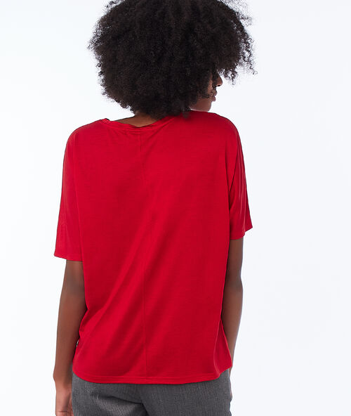 Camiseta cuello barco carmín.