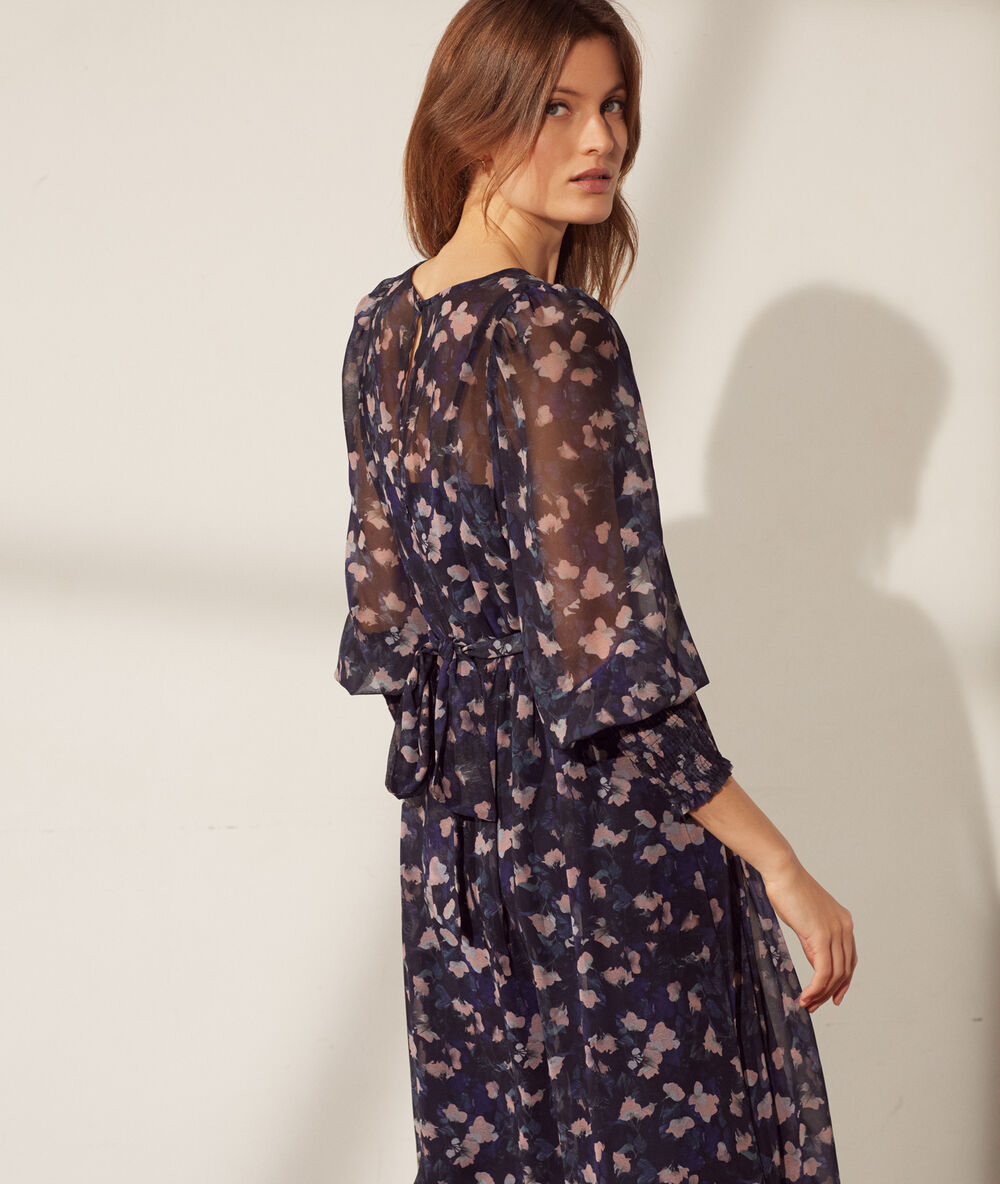 Vestido midi estampado floral azul marino.