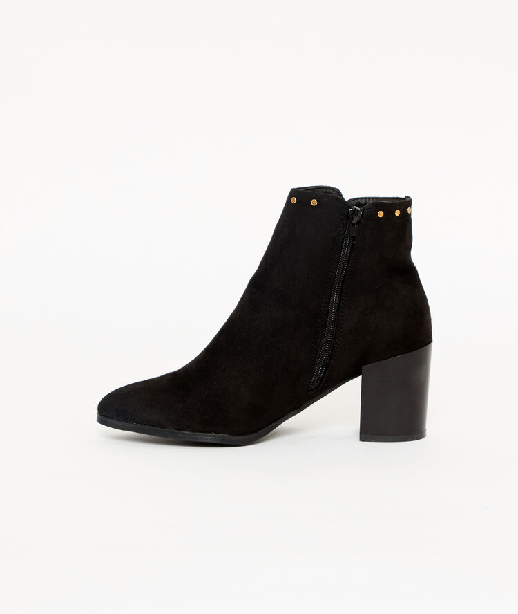 Botines con tachuelas y talón negro.
