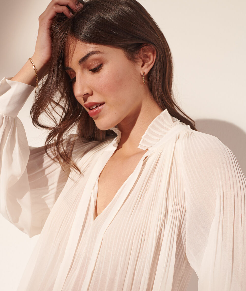 Blusa plisada con lazo crudo.