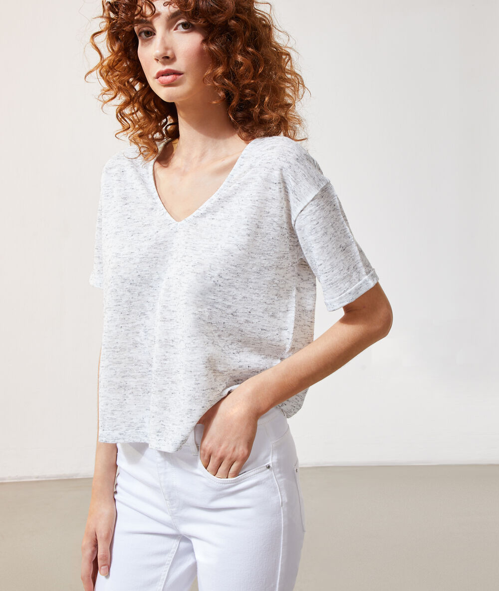 Camiseta lisa gris jaspeado.
