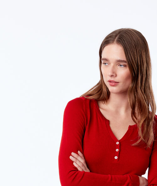 Jersey de punto fino con cuello abotonado rojo.