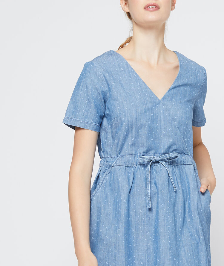 Vestido cruzado con lunares azul.